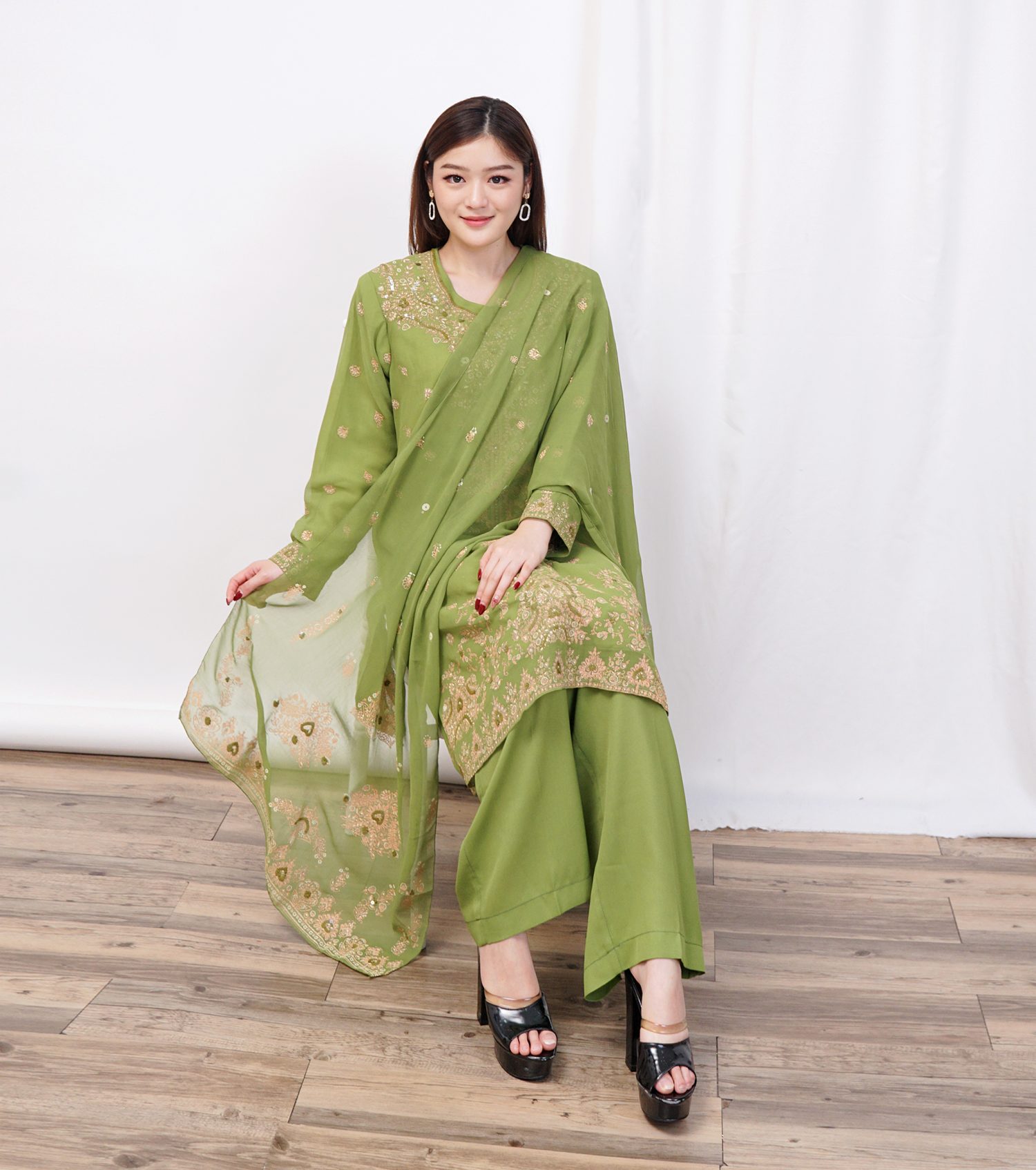 Helena Sari India One set